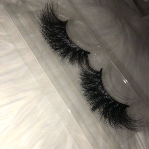 3D Mink lashes (so extra)